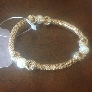 Beautiful Gold Stretch Bracelet with Pearls