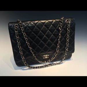 Large caviar leather Chanel bag. silver hard wear