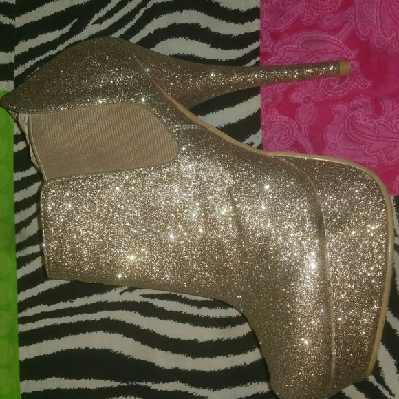 Brand new gold sparkle Steven madden heels