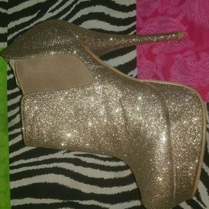 Brand new gold sparkle Steven madden heels