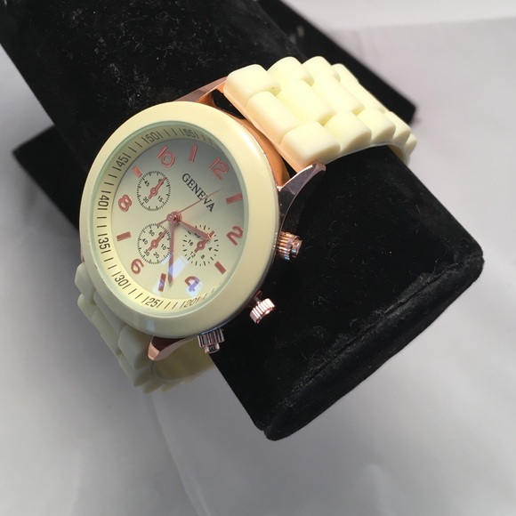 Powder Yellow Silicone watch - Picture 3 of 4