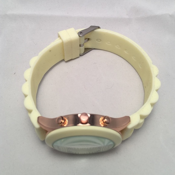 Powder Yellow Silicone watch - Picture 4 of 4