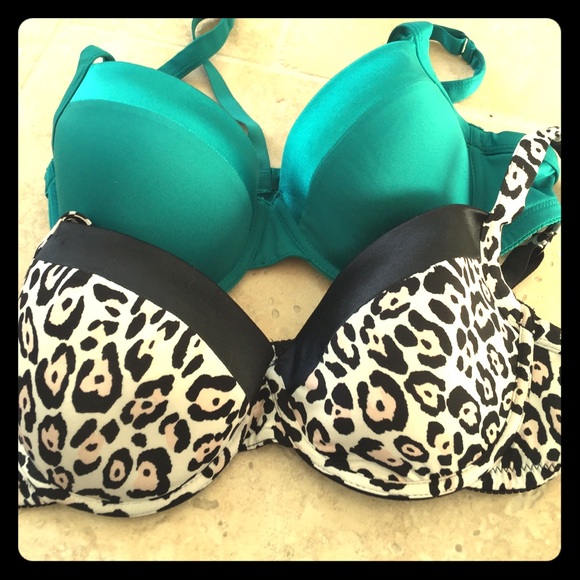 Set of 2 sassy bras with comfort straps. 36C