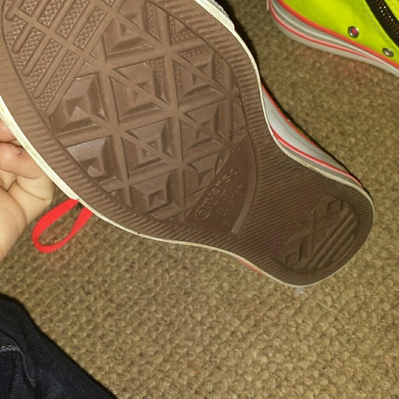 Converses - Picture 2 of 3