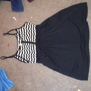 A slimming black & white dress with pockets.