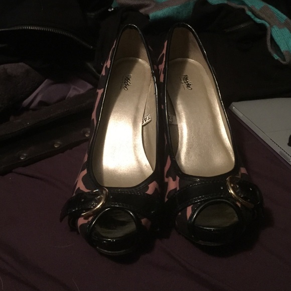 Open toes animal print heels.