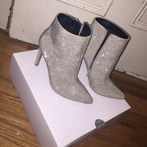 Very classy winter booties! Worn once!