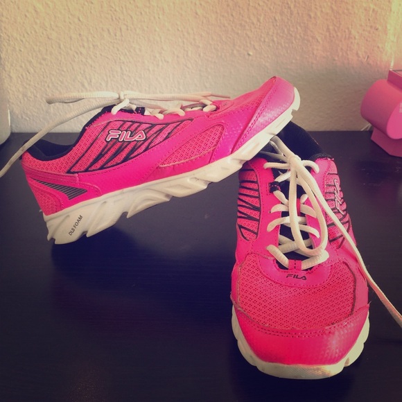 Fila running shoes (flash sale) 🙏🏻🎉💃😘