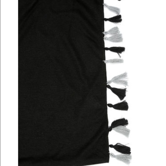 Brand new scarf - Picture 3 of 4