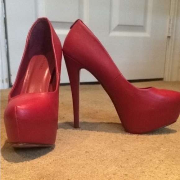 Red platform pumps