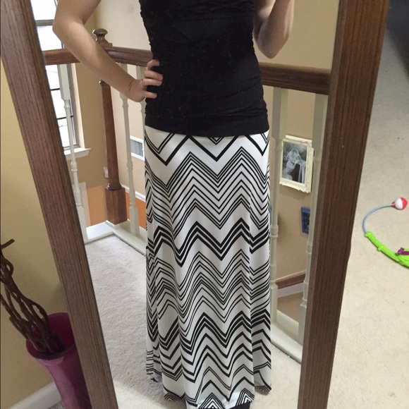 White/black chevron print skirt