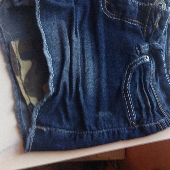 Shorts - Picture 3 of 4