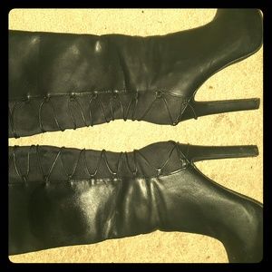 Black boots size 7 brand is Sofia vergara