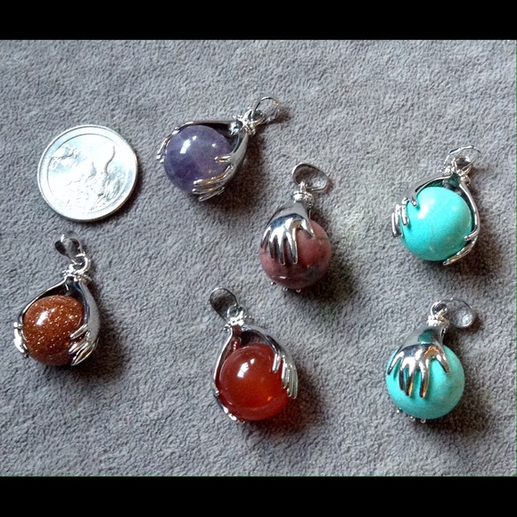 Need a hand? Pendant NWOT