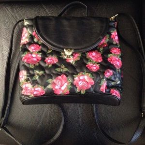 ❤️Betsey Johnson adjustable purse❤️