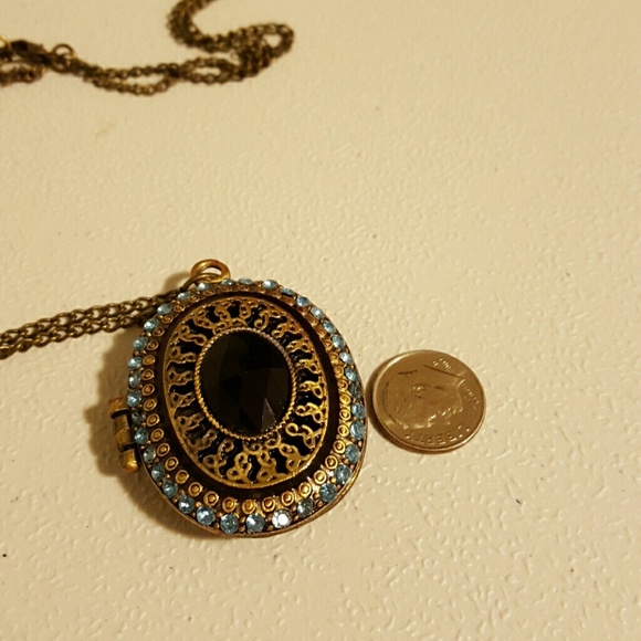 Beautiful Locket - Picture 2 of 3