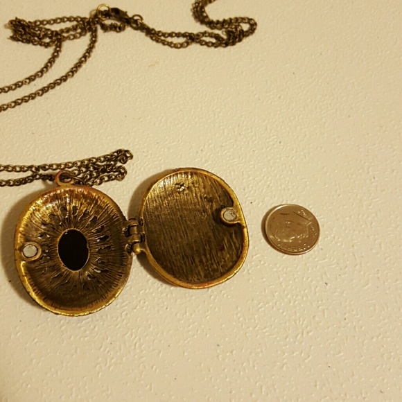 Beautiful Locket - Picture 3 of 3