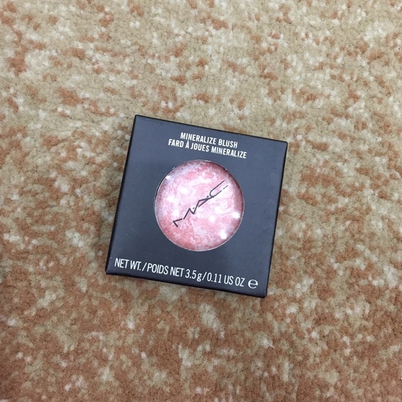Mac eyeshadow/ blush
