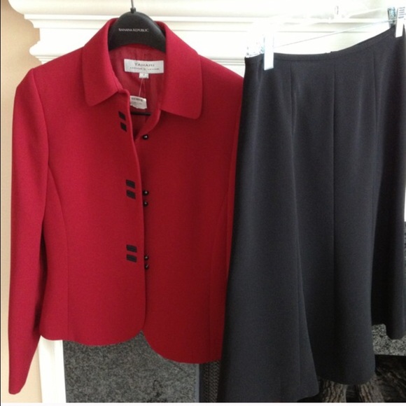 Beautiful lined Tahari two piece suite