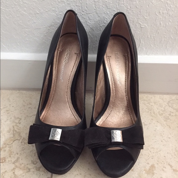 BCBGeneration black peep toe pumps with bow - Picture 2 of 3
