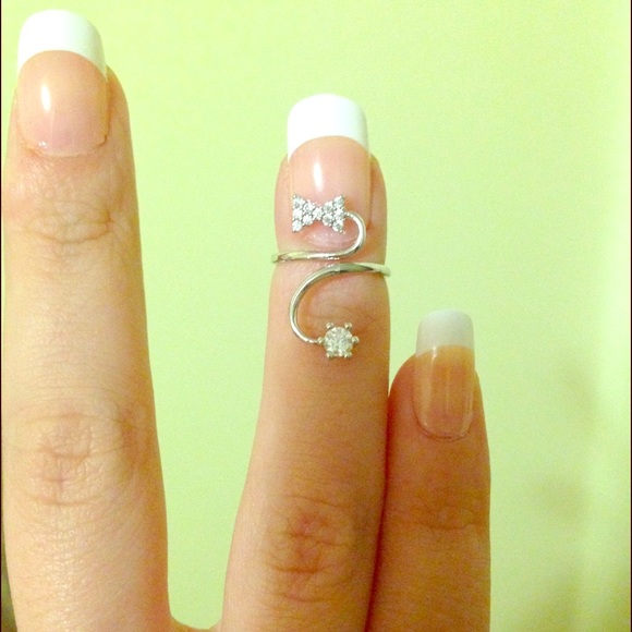 Small bow mid-finger ring