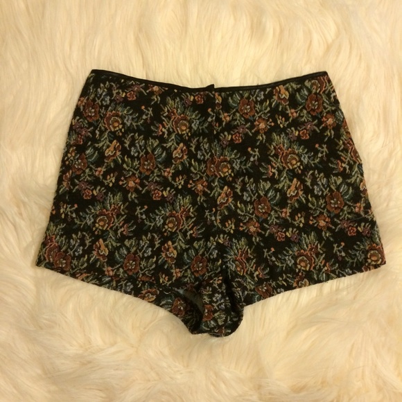 SOLD! Floral tapestry pocket high waisted shorts - Picture 1 of 4