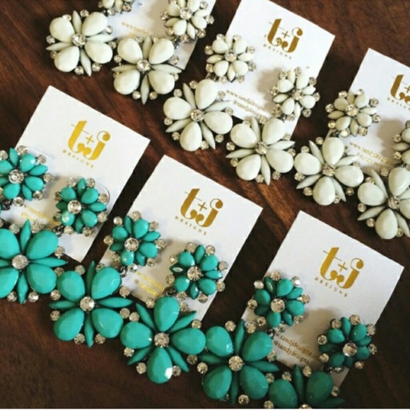 T+j Designs White Floral Drop Earrings - Picture 3 of 4