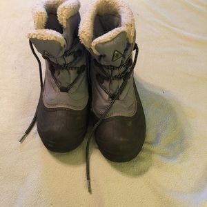 Columbia snow boots.