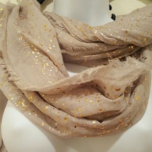 Gorgeous cream/beige scarf with gold flakes