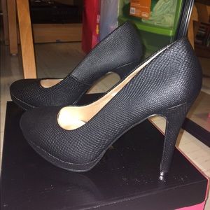 NIB sexy snakeskin roundtoe platform heels