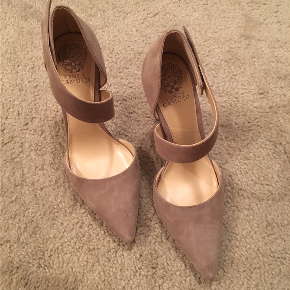 Vince Camuto Shoes - Vince Camuto - Carlotte' Pointy Toe Pump (putty)