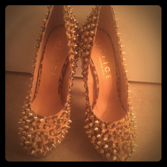 Leopard studded pumps