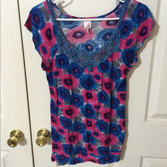 Floral shirt with crochetted neckline