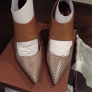 Coach Vanda pump-worn once. Perfect condition