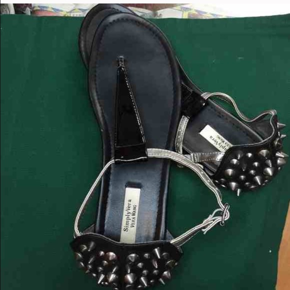 👄 Vera Wang Studded Sandals 👄