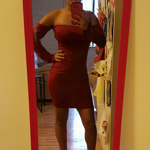 ❤SOLD❤ Wine color off the shoulder dress - Picture 2 of 3