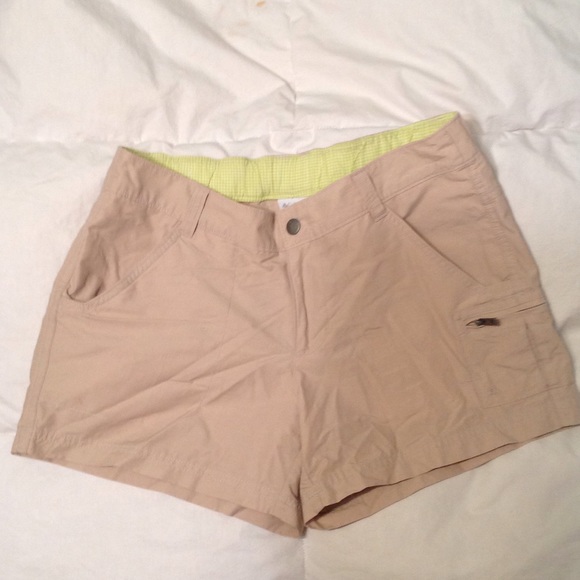 Columbia khaki shorts NWOT