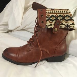 Size 7.5 chestnut combat boots