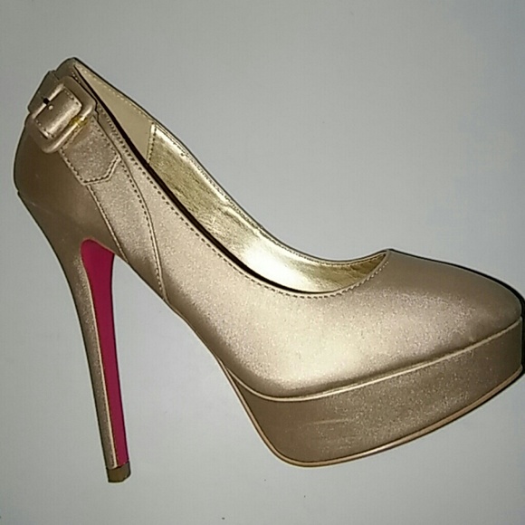 Gold Shoedazzle pumps size 7