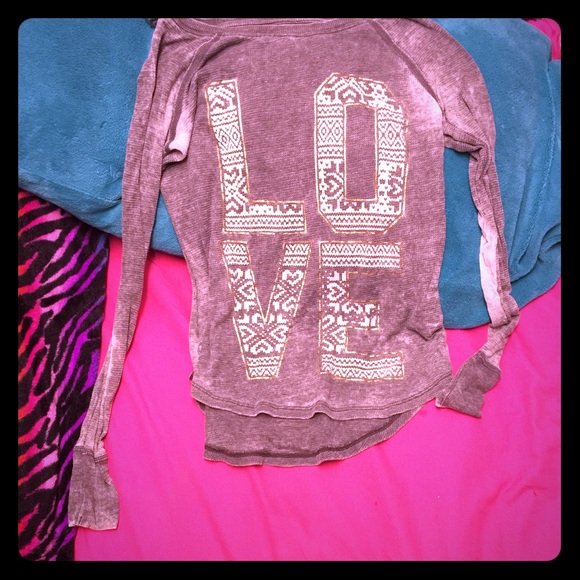 Long sleeve, stretchy, great for warm/cool weather