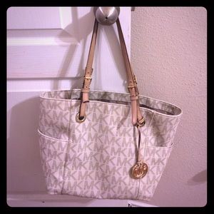 Jet set signatures tote