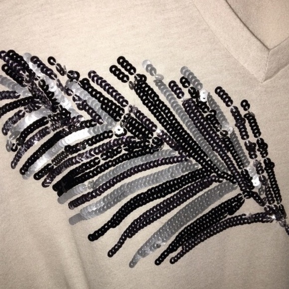 ✨EXPRESS V-neck TShirt - Picture 2 of 2