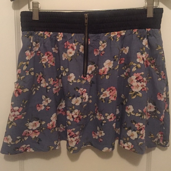 Adorable Floral Skirt - Picture 3 of 3