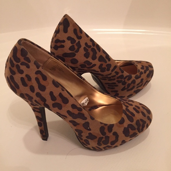 🔴 Mossimo Leopard Suede Heels size 7