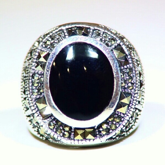 Size 7.5 Sterling Silver onyx gorgeous Ring - Picture 2 of 4