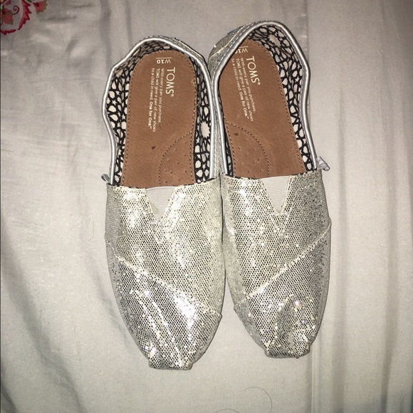 BUNDLE - New TOMS - Silver and Red