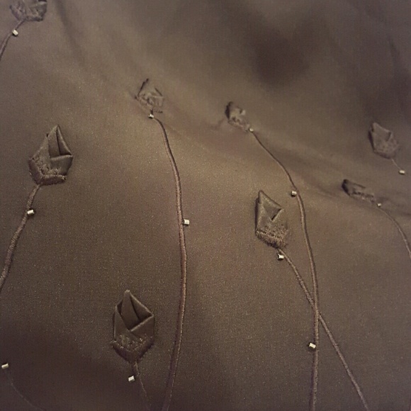 Cache skirt, 100% silk, gorgeous flower details. - Picture 2 of 4