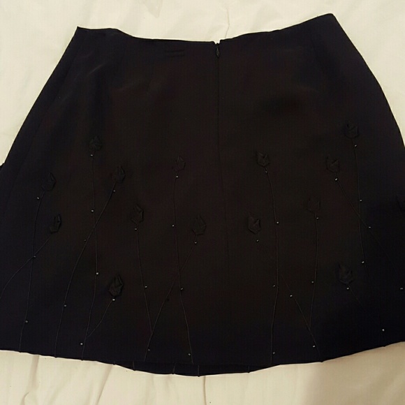 Cache skirt, 100% silk, gorgeous flower details. - Picture 3 of 4