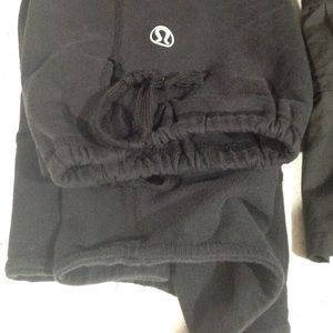Lulullemon small jogging pants and tennie shirt