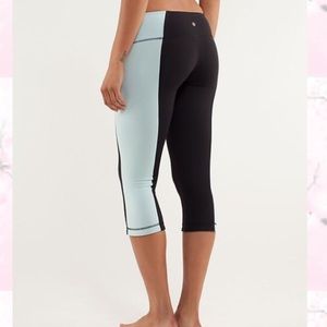 lululemon wonder under block crop blue/black